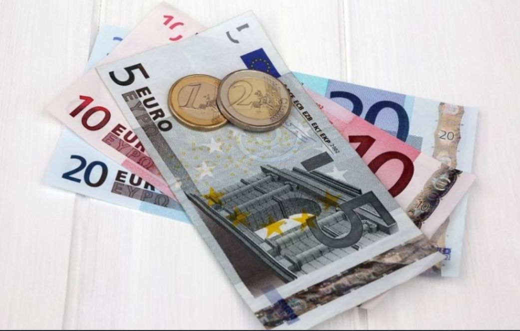 اليورو على قدم المساواة مع الدولار لأول مرة منذ أكثر من عشرين عاماً.