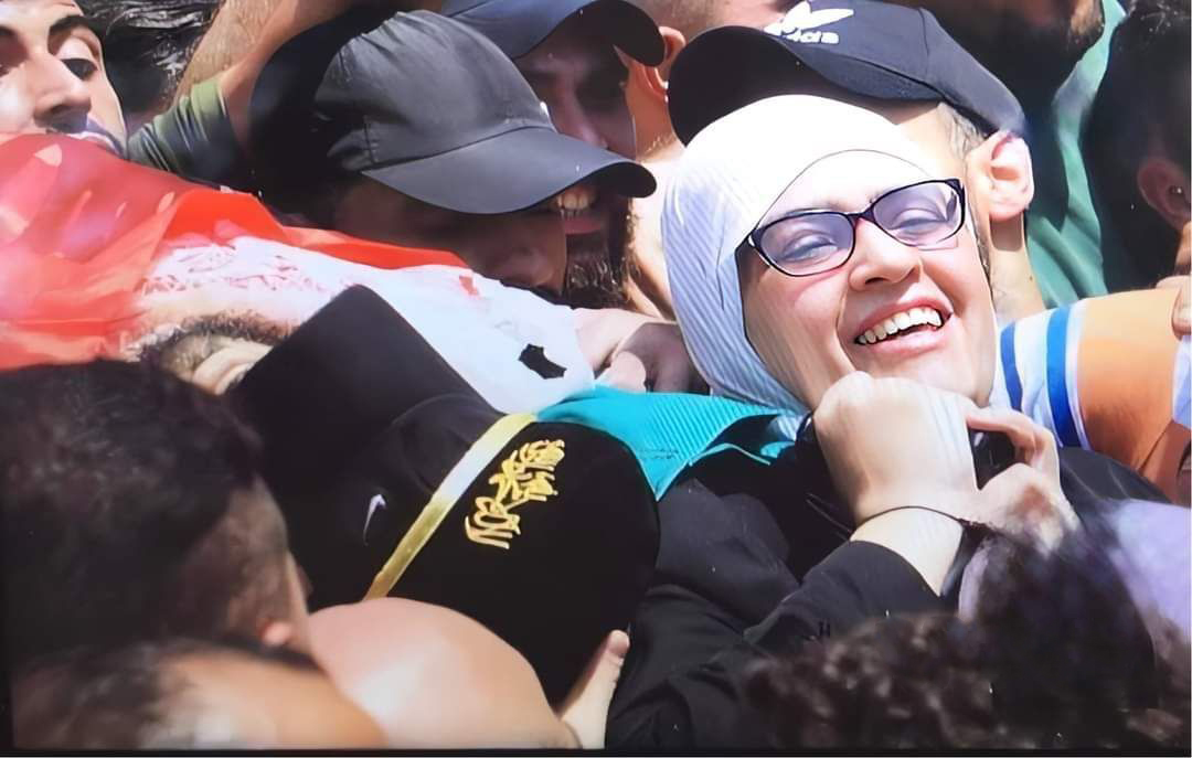 إستشهاد الفلسطيني إبراهيم النابلسي وابتسامة والدته خلال تشييع جثمانه إلى مثواه الأخير