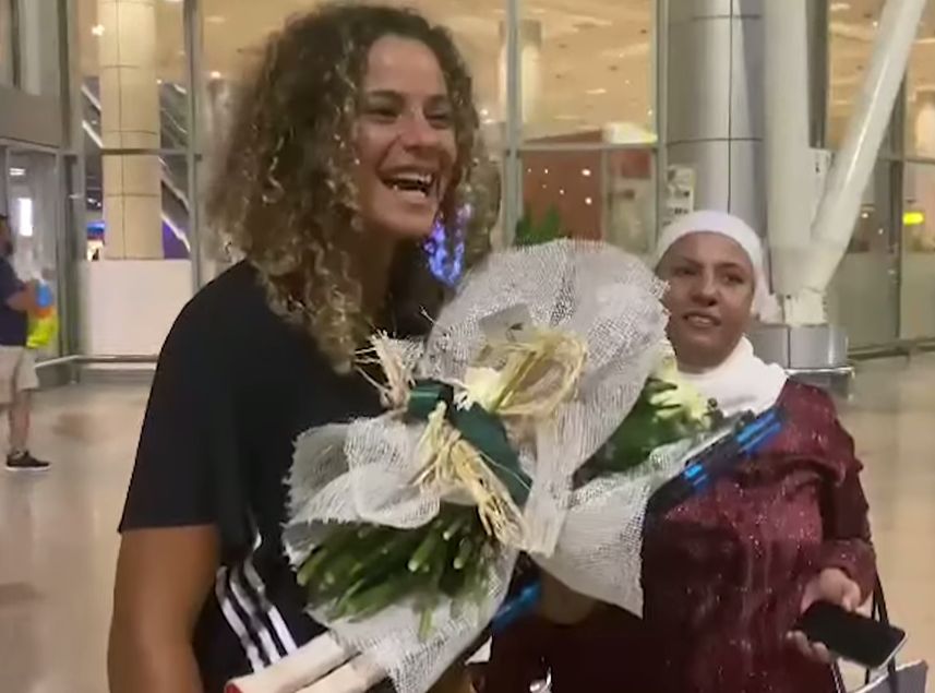 ميار شريف بطلة التنس المصرية تصل مطار القاهرة الدولي