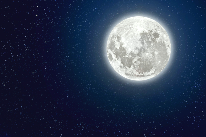 القمر يدور حول الأرض
