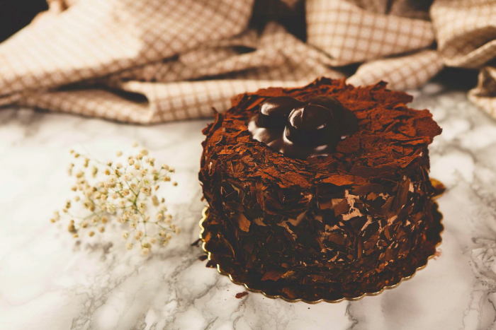 طريقة عمل كعكة الشوكولاتة المتفتتة