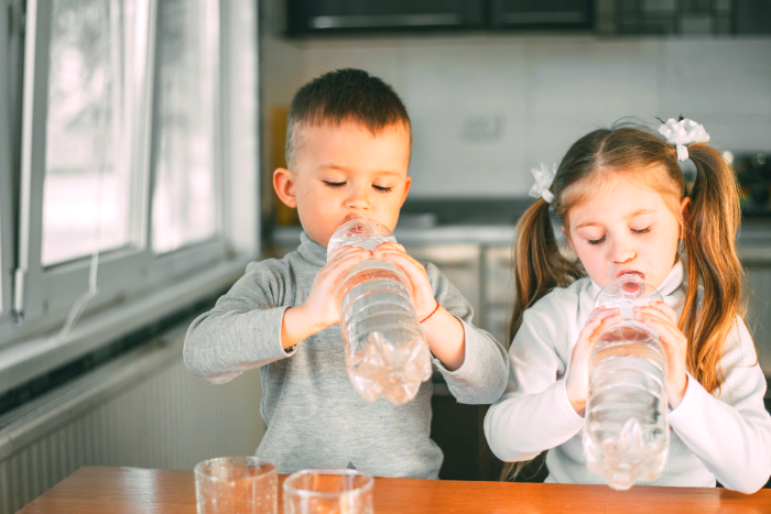 أسئلة حول شرب الماء للأطفال